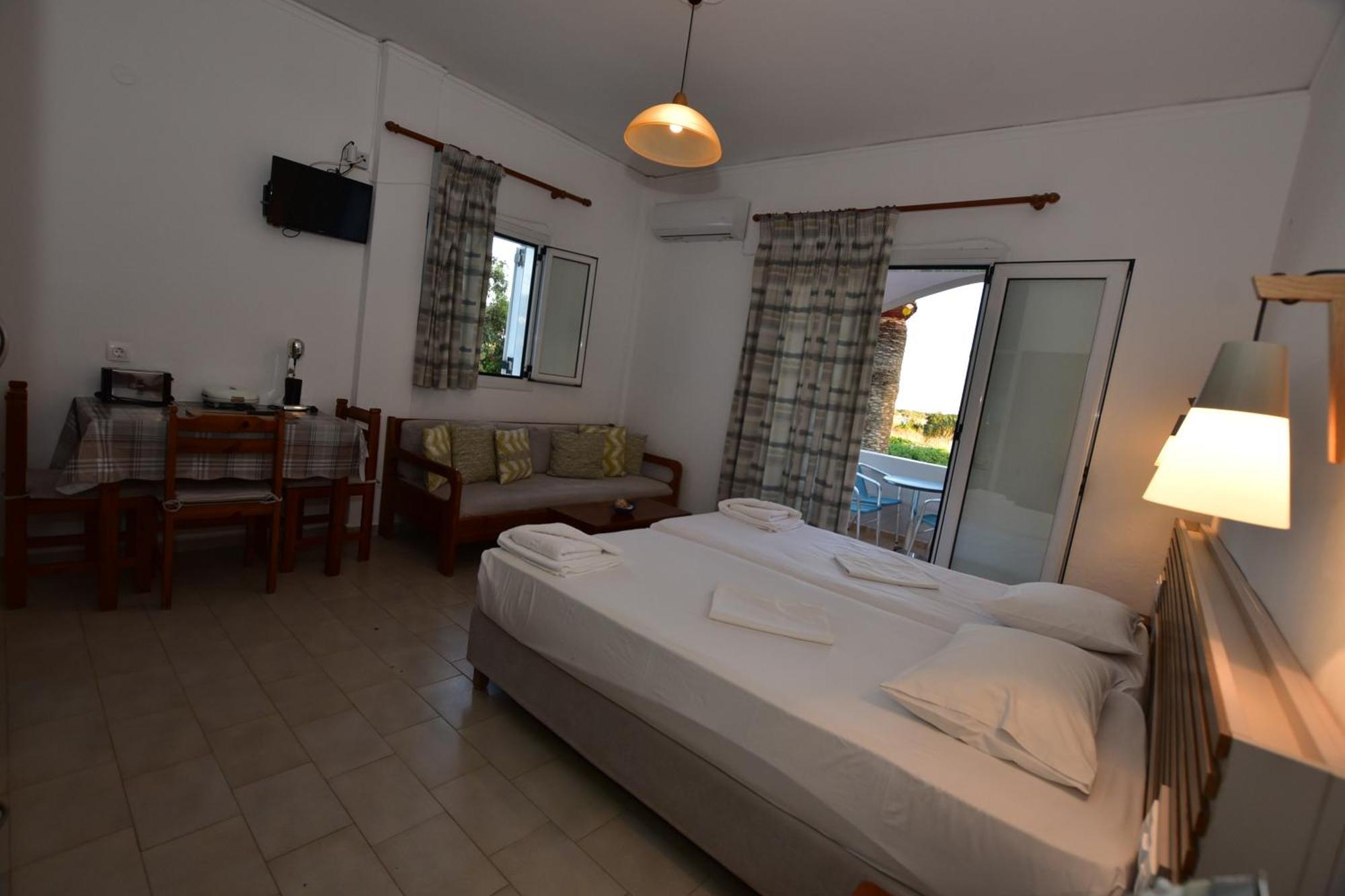 Morpheas Rooms Palaiochora Exterior foto