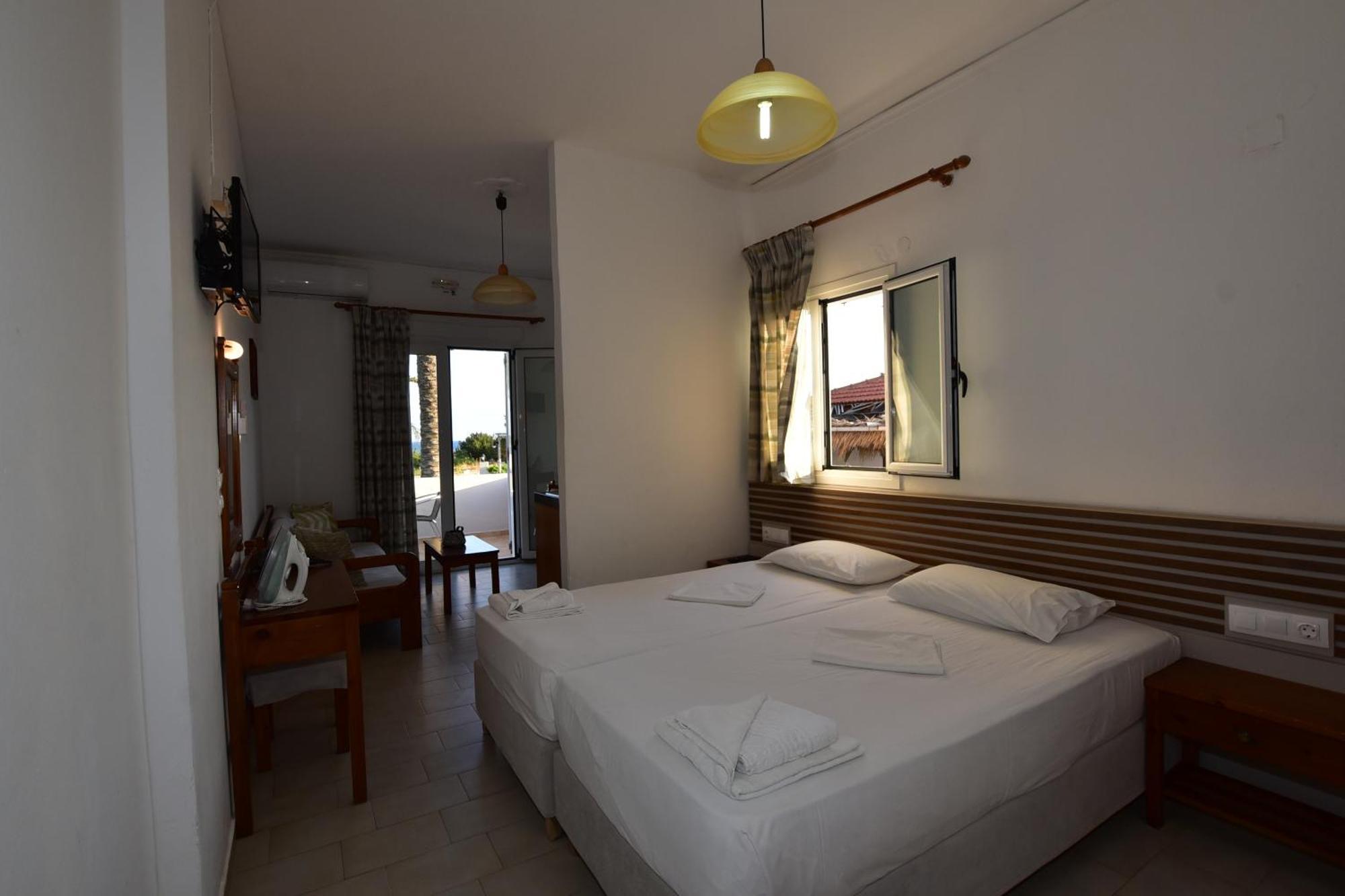 Morpheas Rooms Palaiochora Exterior foto